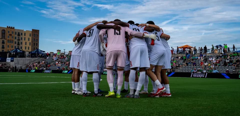 Jugadores del Greenville Triumph en círculo
