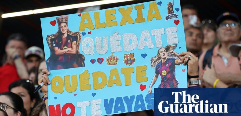 Aficionados sosteniendo un cartel de apoyo a Alexia