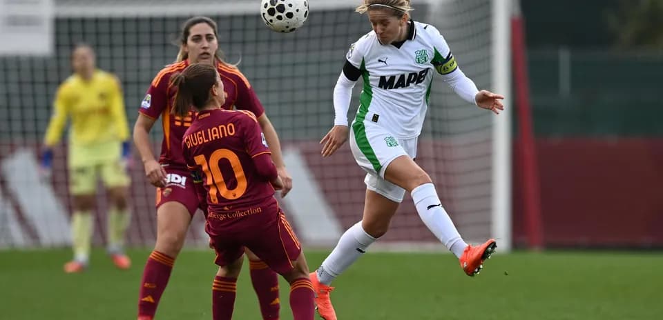 Jugadora de Sassuolo cabecea el balón en partido