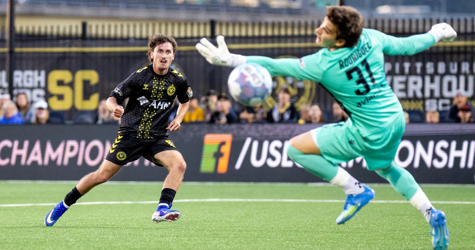 Jugador de Pittsburgh Riverhounds lanzando el balón