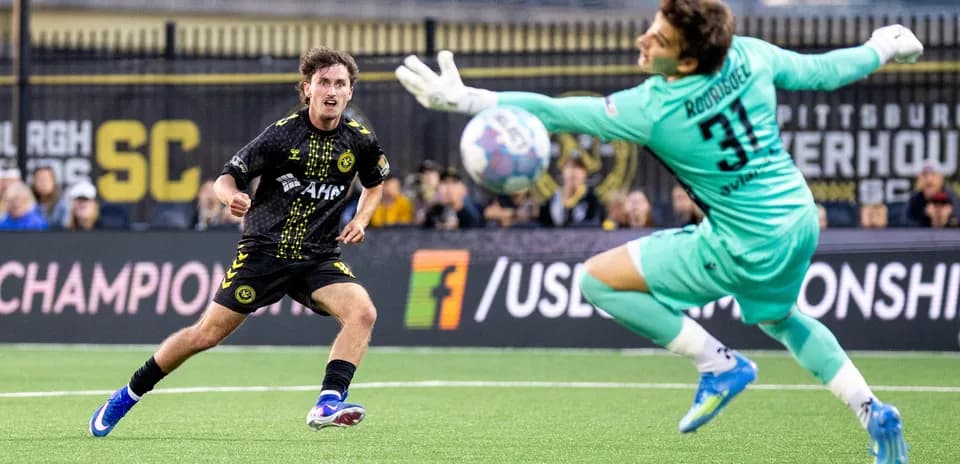 Jugador de Pittsburgh Riverhounds lanzando el balón
