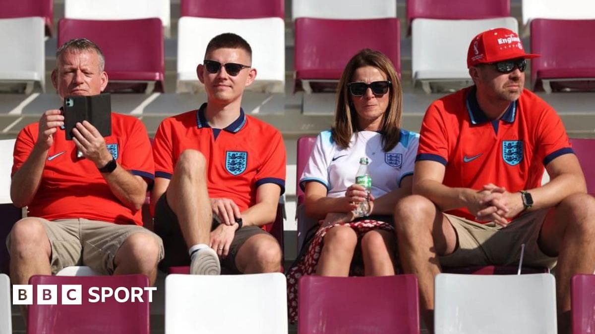 Aficionados de Inglaterra sentados en las gradas