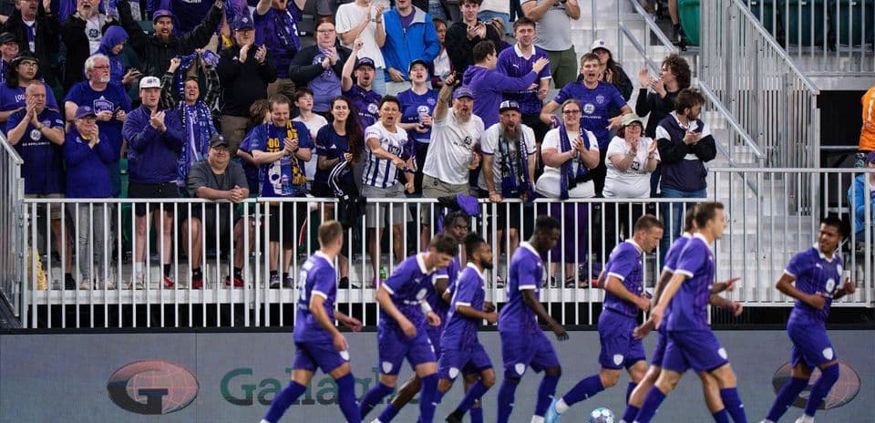Aficionados de Louisville City FC animando en el partido