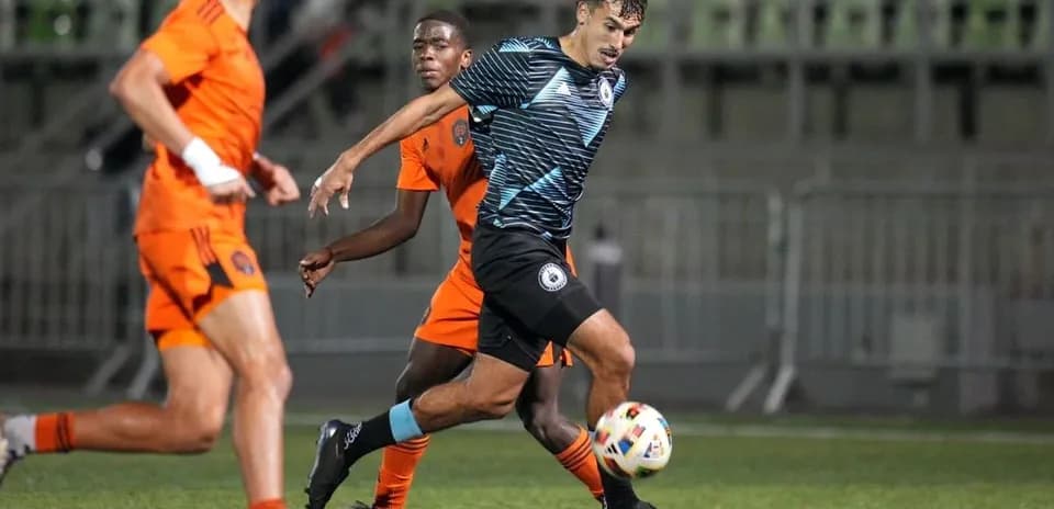 Jugador de Tacoma Defiance driblando a oponente