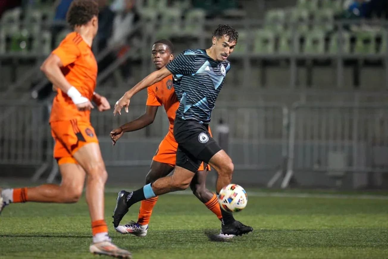Jugador de Tacoma Defiance driblando a oponente