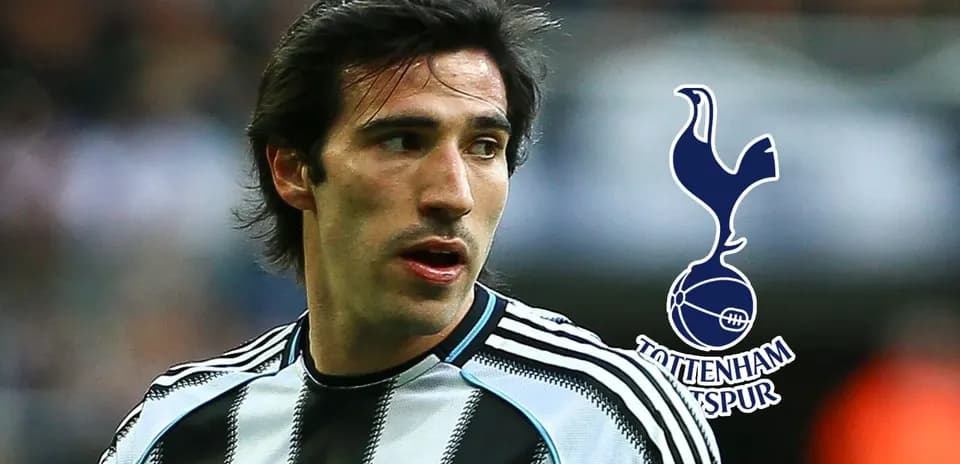 Jugador de fútbol con camiseta de Newcastle United