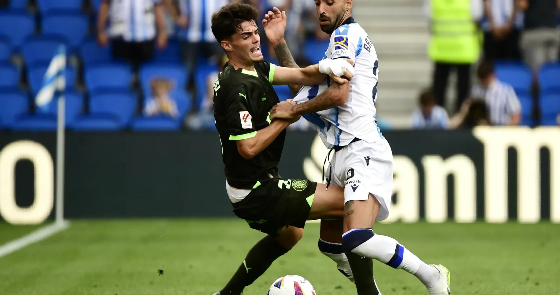Jugadores en acción durante el partido de fútbol