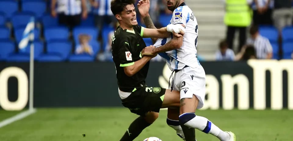 Jugadores en acción durante el partido de fútbol
