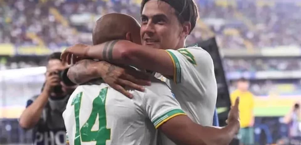 Jugadores abrazándose en el campo de fútbol