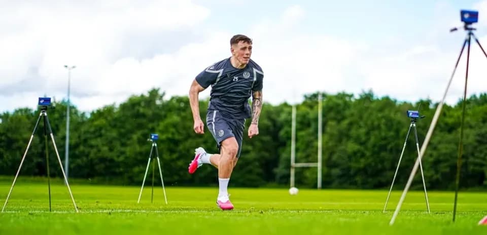 Jugador corriendo durante sesión de entrenamiento al aire libre