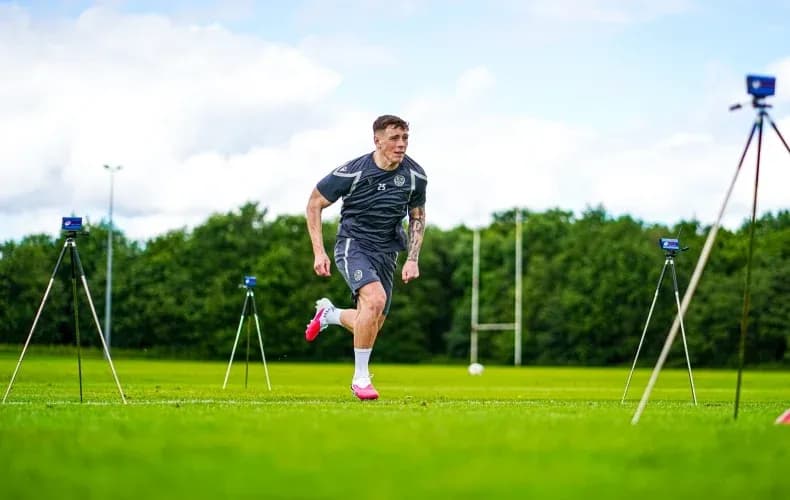 Jugador corriendo durante sesión de entrenamiento al aire libre