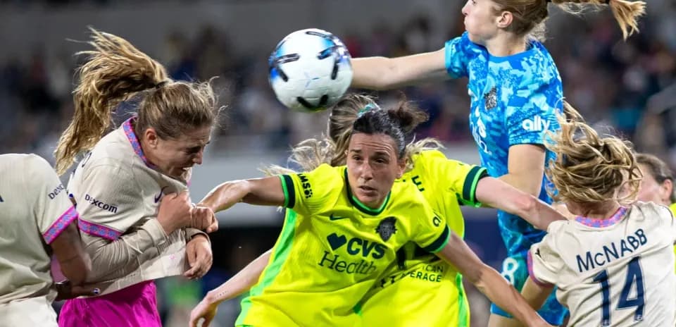 Jugadora de Houston Dash luchando por el balón