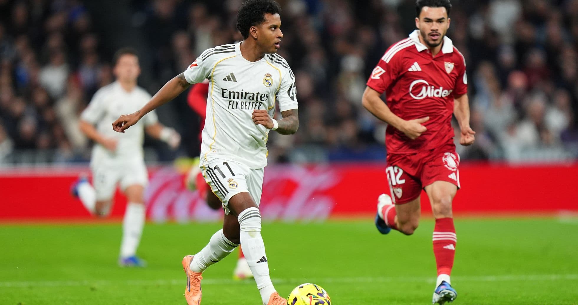 Un jugador del Real Madrid avanza con el balón