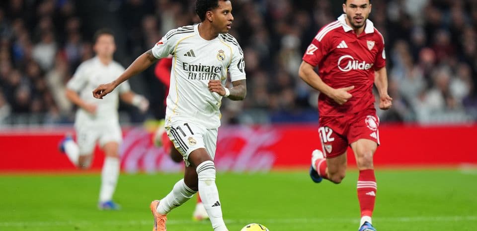 Un jugador del Real Madrid avanza con el balón