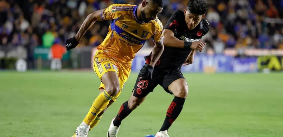 Jugadores de Toluca y Tigres en acción