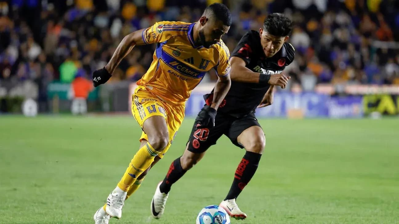 Jugadores de Toluca y Tigres en acción