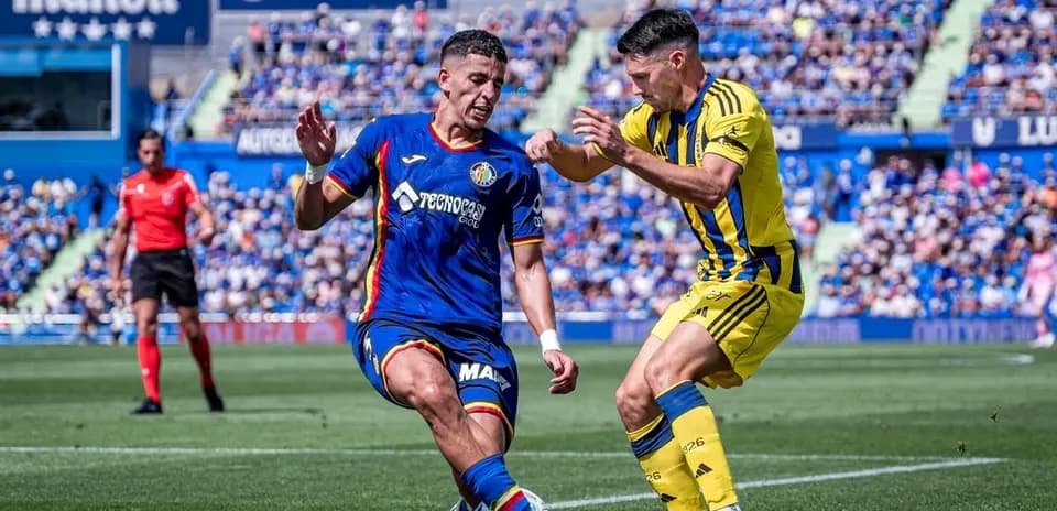 Jugador de Getafe desafiando a jugador de Oviedo