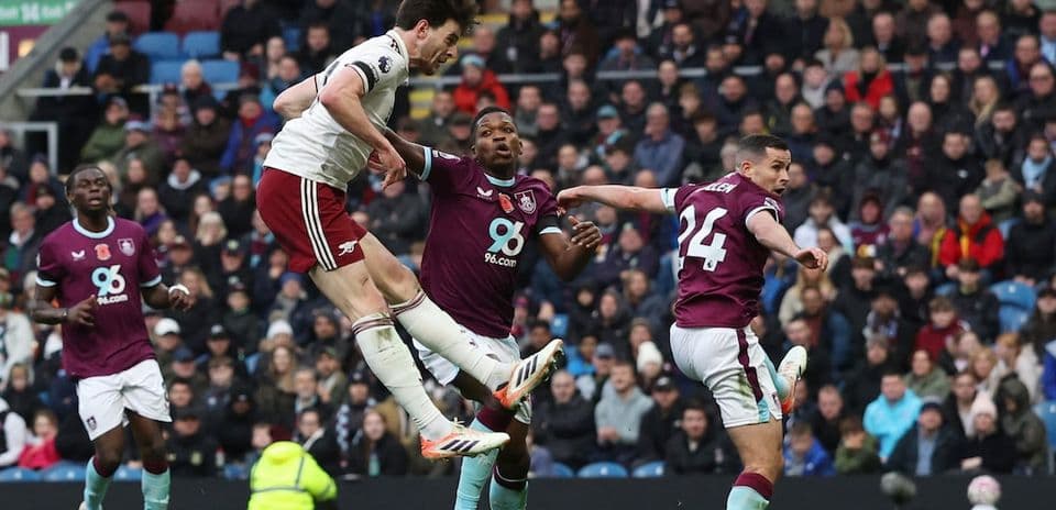 Jugador de Arsenal cabeceando el balón contra Burnley