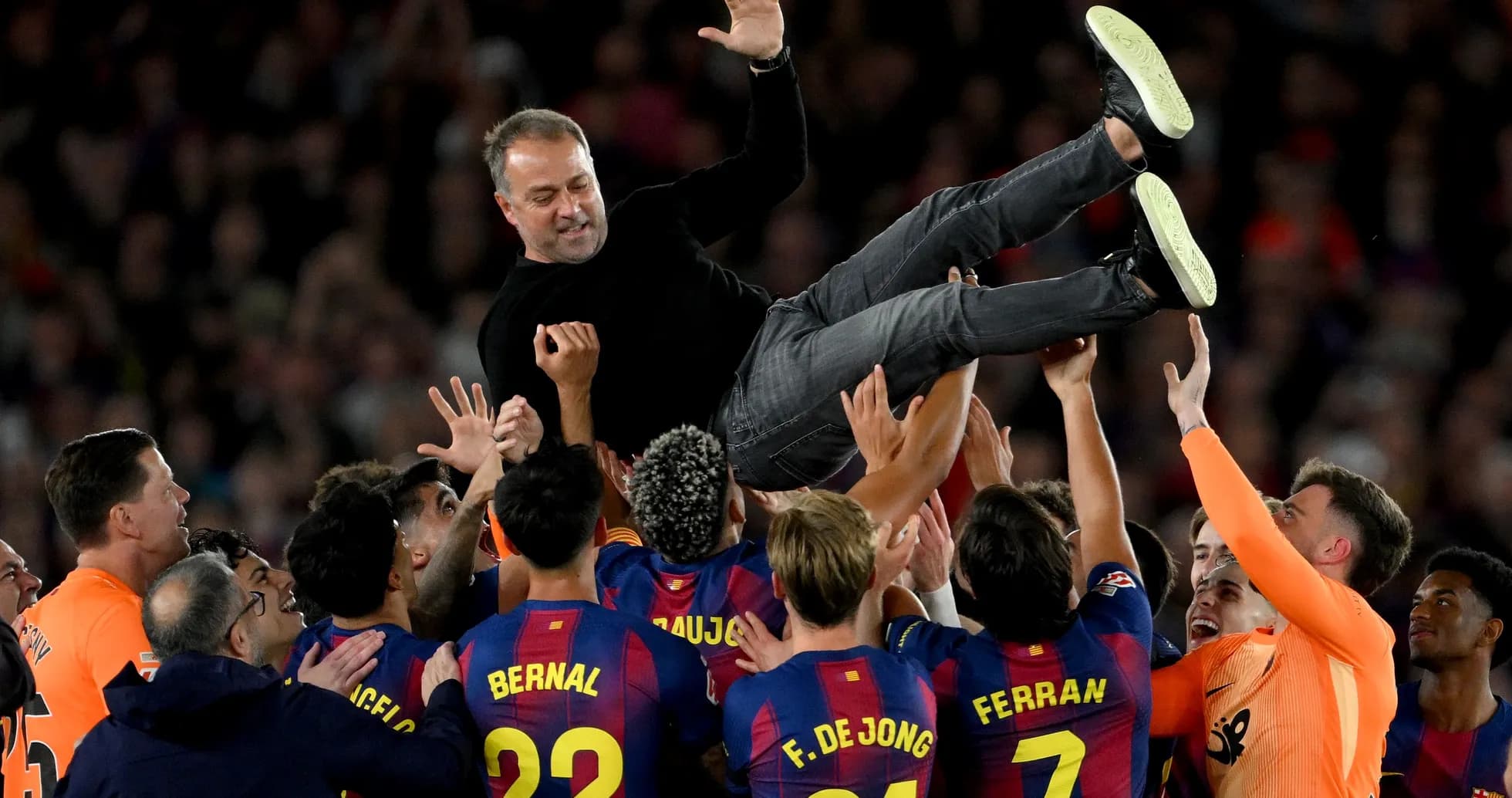 Entrenador siendo levantado por jugadores de Barcelona