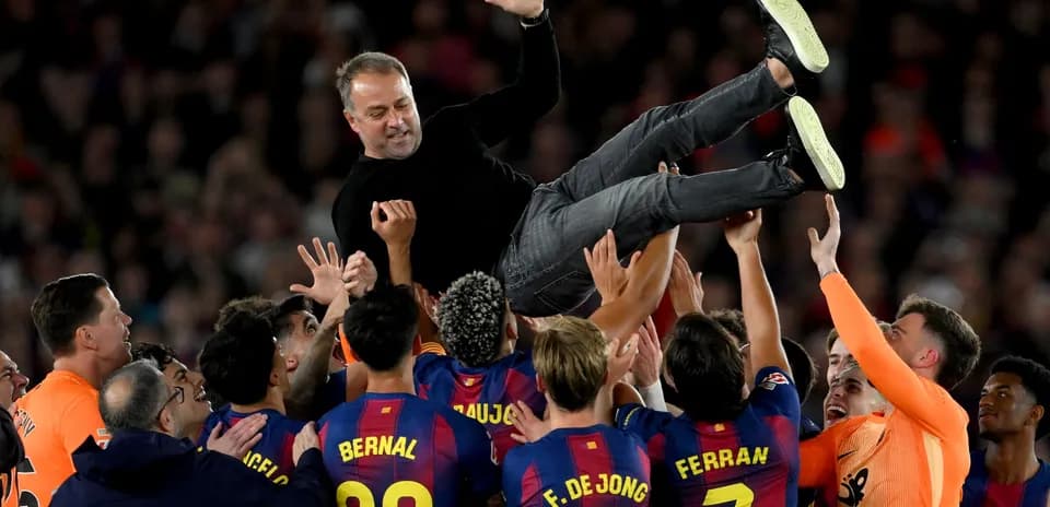 Entrenador siendo levantado por jugadores de Barcelona