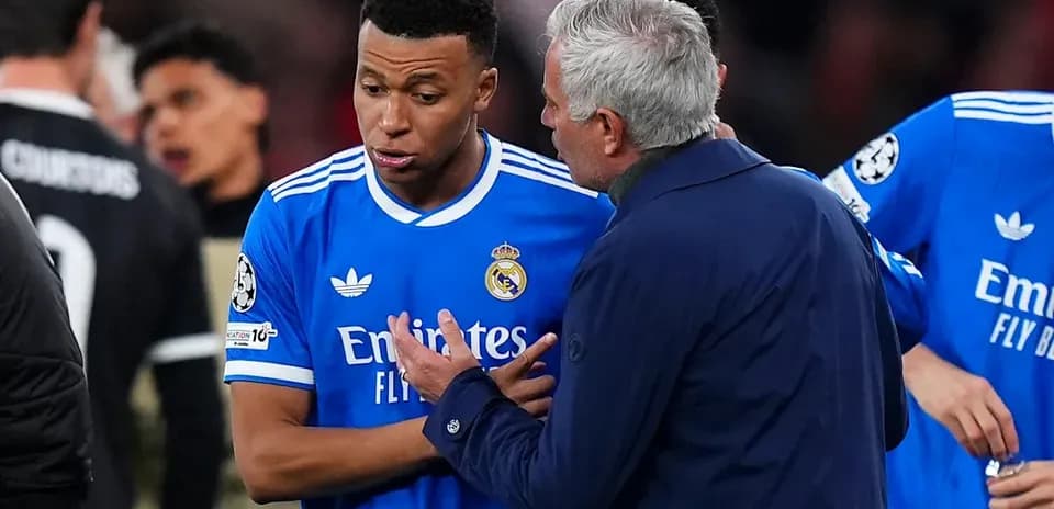 Entrenador hablando con jugador durante el partido