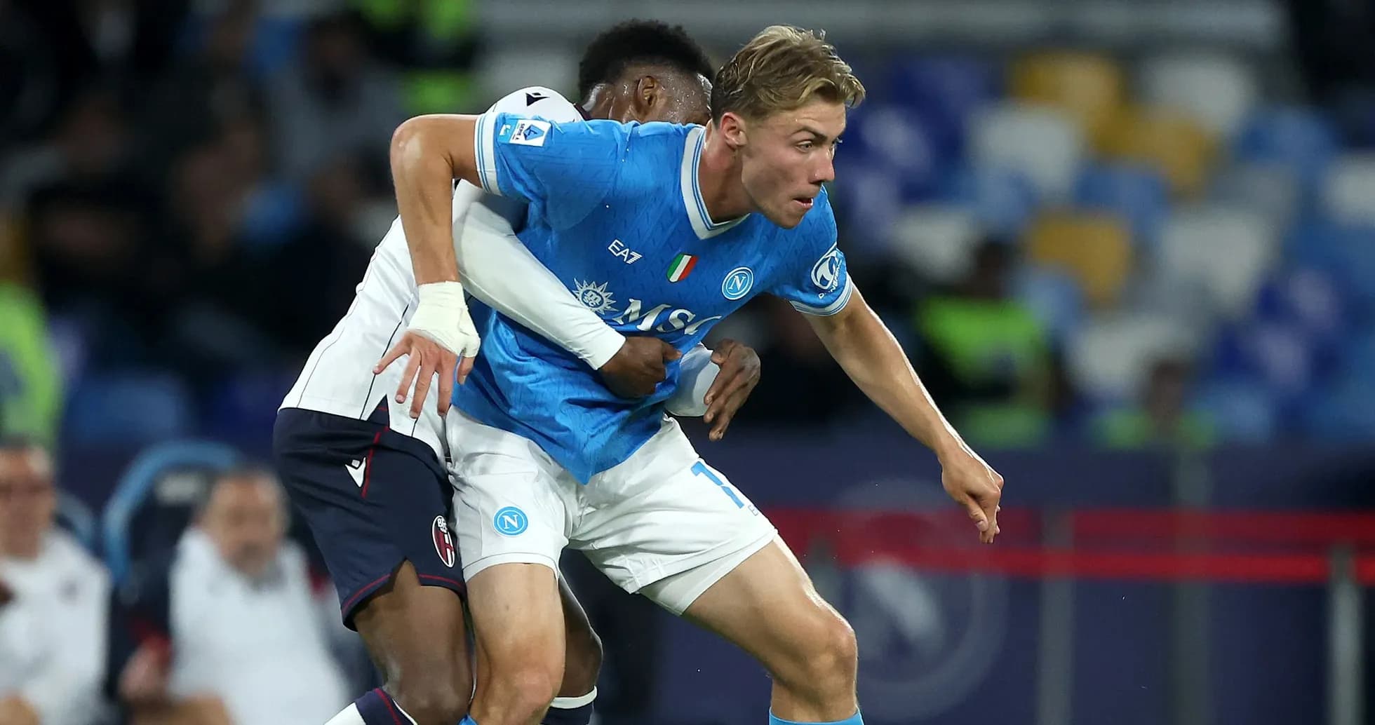 Jugador de Napoli siendo marcado por adversario durante partido
