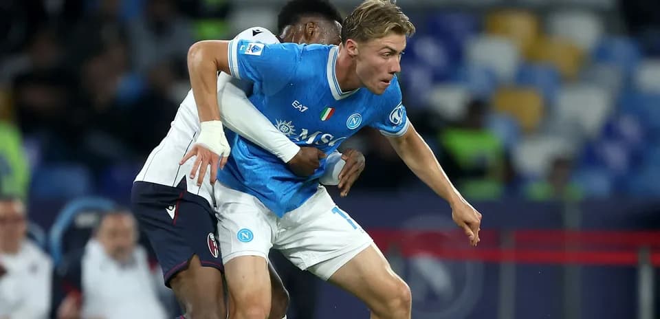 Jugador de Napoli siendo marcado por adversario durante partido
