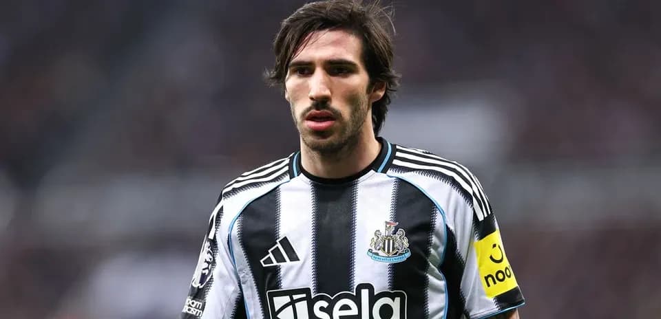 Jugador de Newcastle con camiseta a rayas durante partido