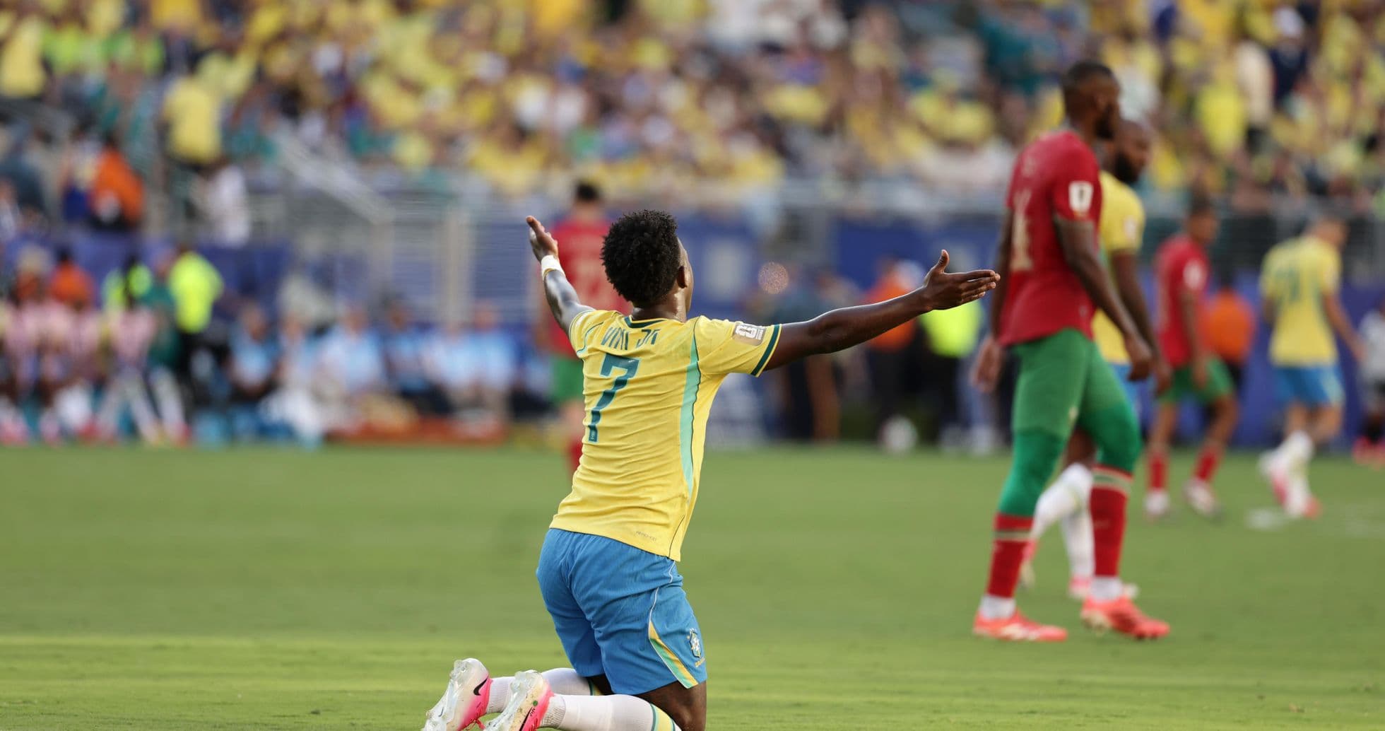 Jugador brasileño celebrando en el partido