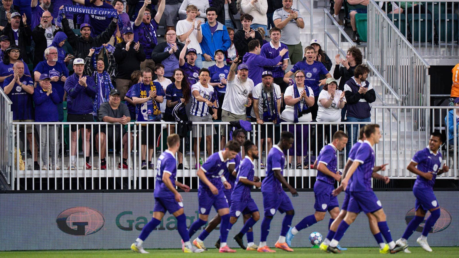 Aficionados de Louisville City celebrando en el estadio