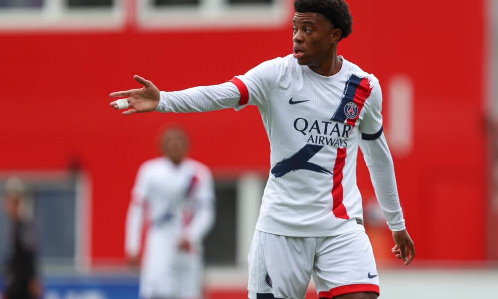 Jugador del PSG señalando durante un partido