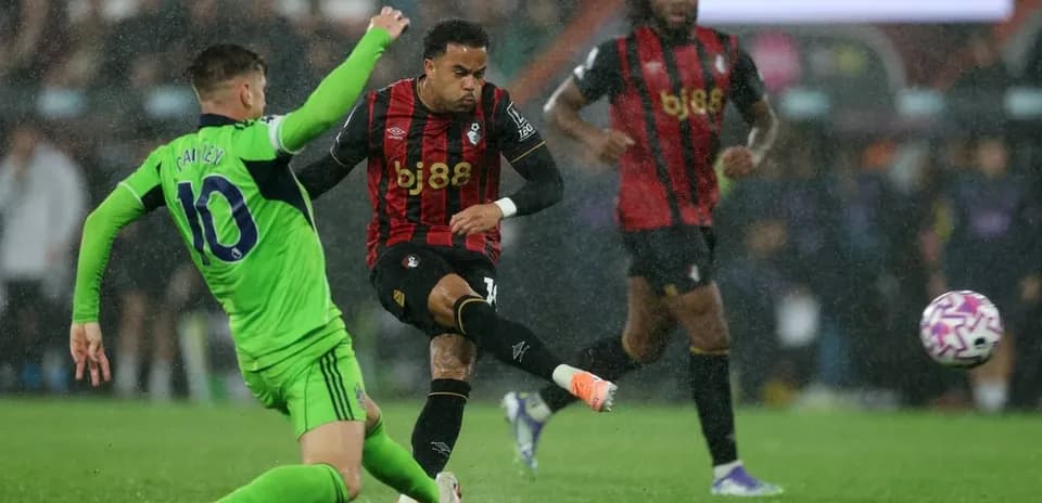Jugador de Bournemouth dispara en la lluvia