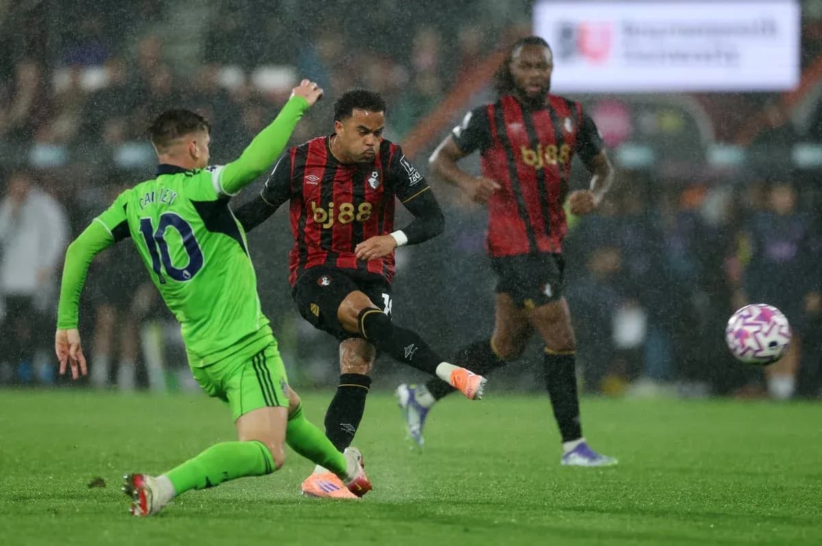 Jugador de Bournemouth dispara en la lluvia