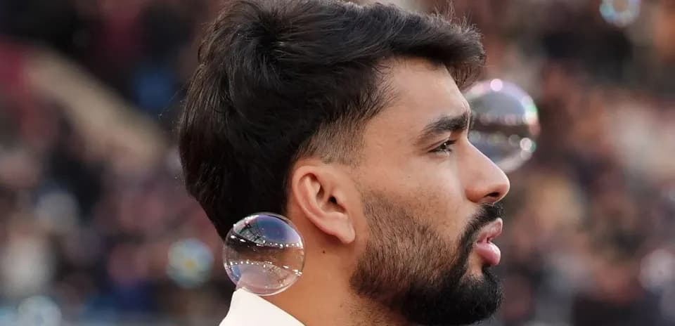 Jugador de perfil con burbujas en el fondo