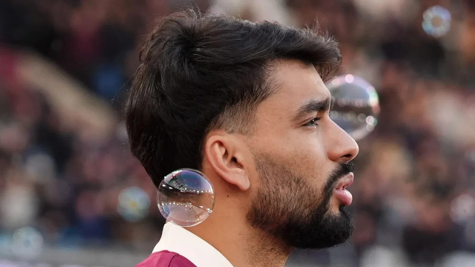 Jugador de perfil con burbujas en el fondo