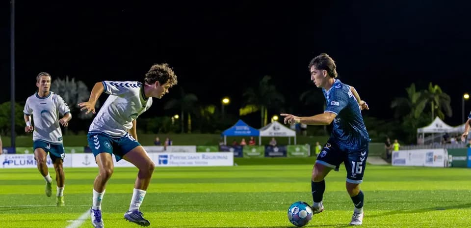 Jugadores compitiendo en el partido de fútbol