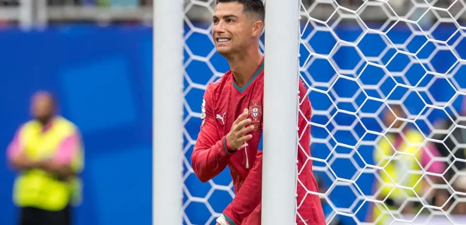Jugador de Portugal en la portería durante el partido