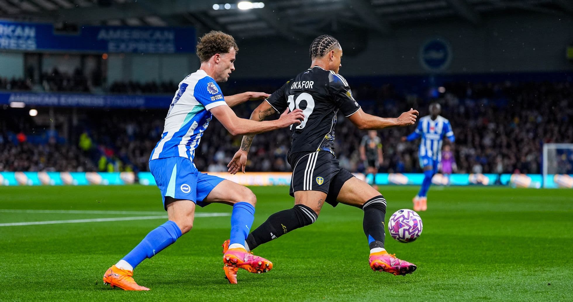 Jugador de Leeds enfrentando a un jugador de Brighton