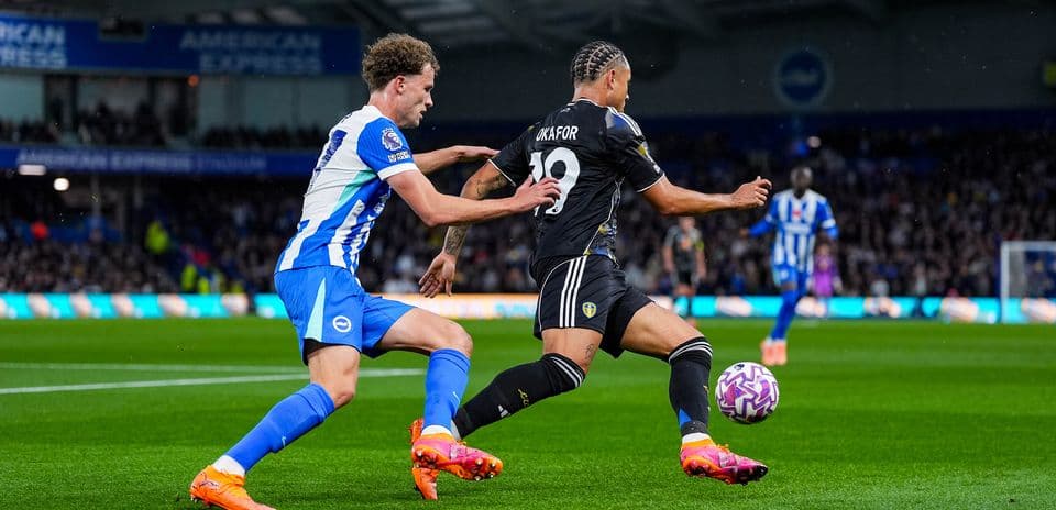 Jugador de Leeds enfrentando a un jugador de Brighton