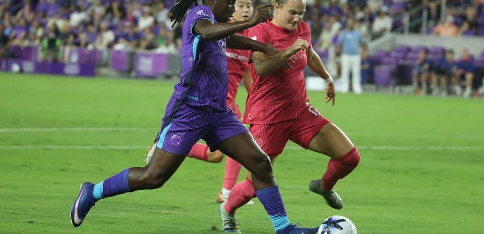 Jugadora de Orlando Pride driblando a rival
