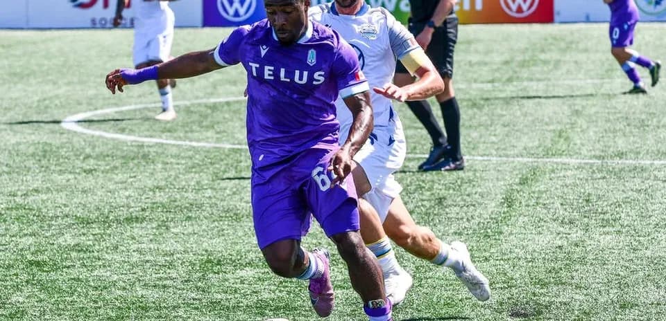 Jugador de Pacific FC llevando el balón