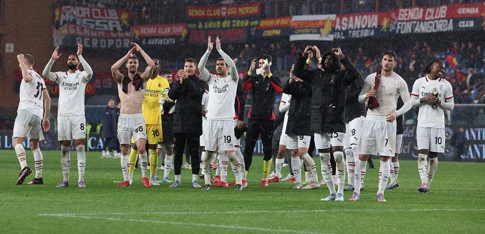 Jugadores del AC Milan celebrando en el estadio