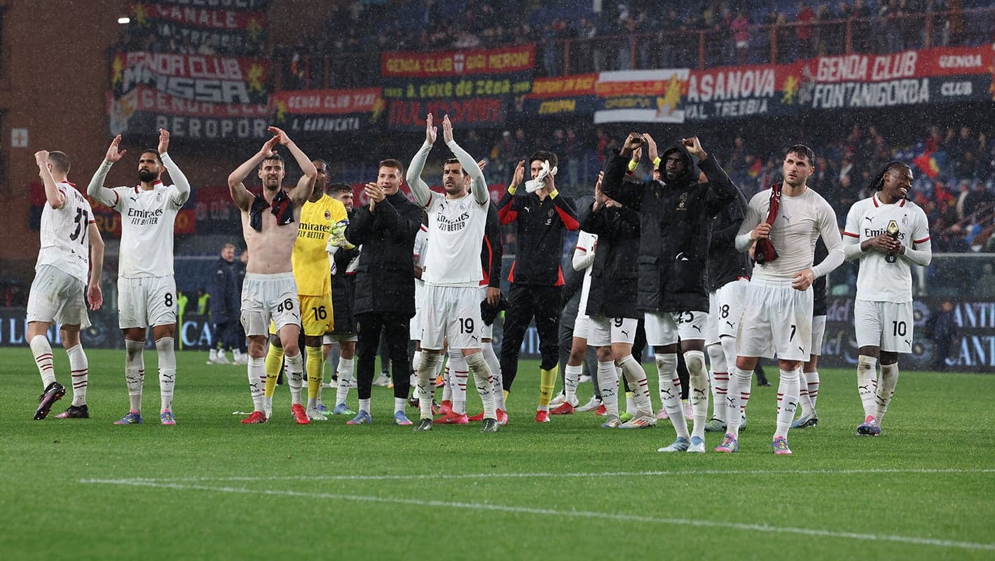 Jugadores del AC Milan celebrando en el estadio