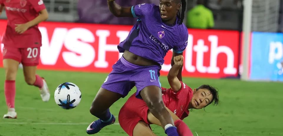 Jugadora del Orlando Pride cae durante el partido