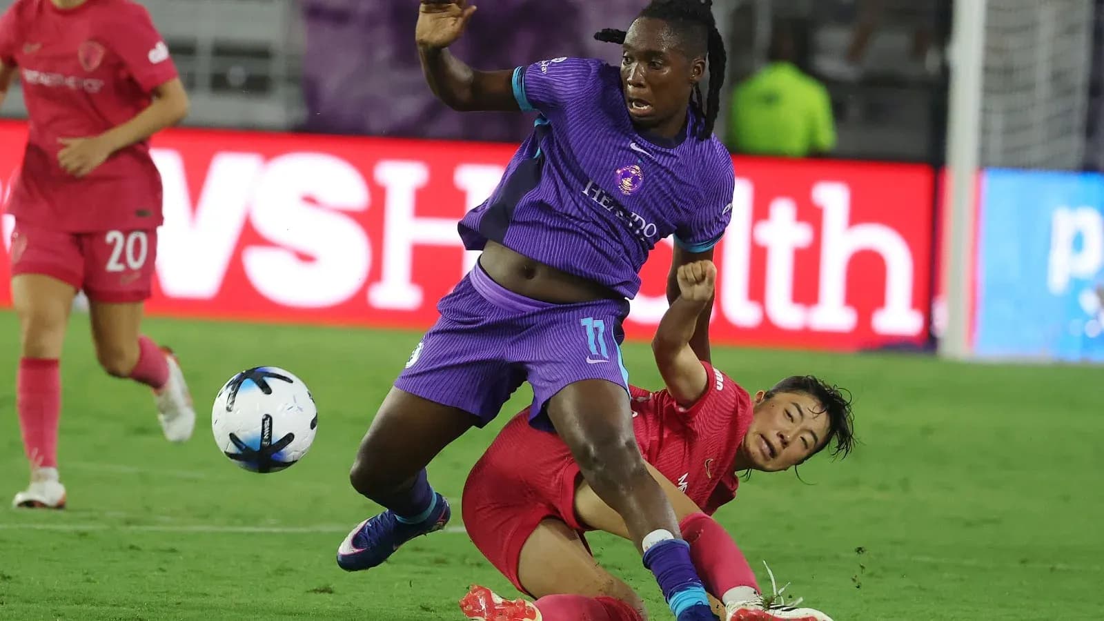 Jugadora del Orlando Pride cae durante el partido