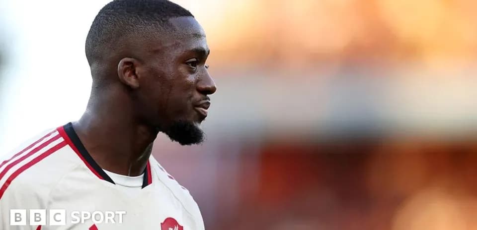 Jugador de Liverpool mirando hacia un lado