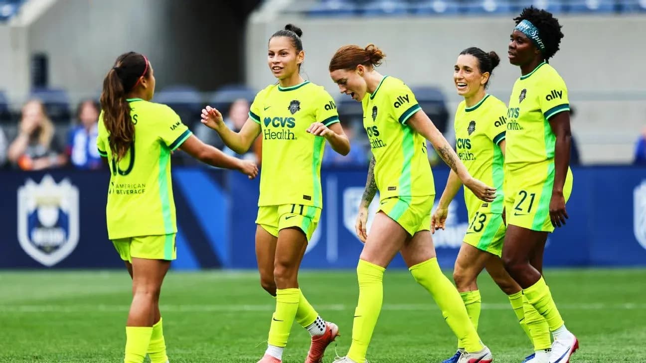 Jugadoras celebrando un gol en el partido