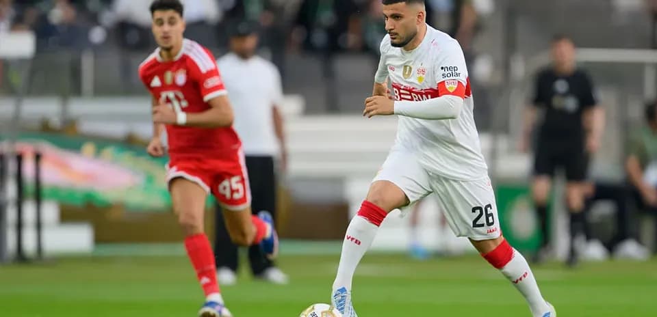 Jugador con balón corriendo durante el partido