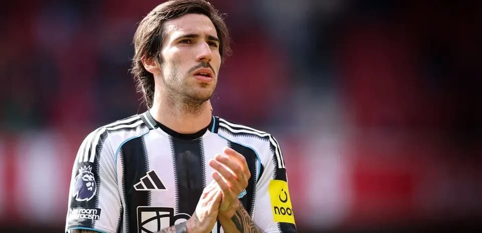Jugador de Newcastle aplaudiendo en el campo