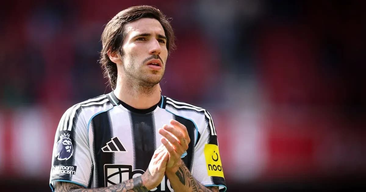 Jugador de Newcastle aplaudiendo en el campo